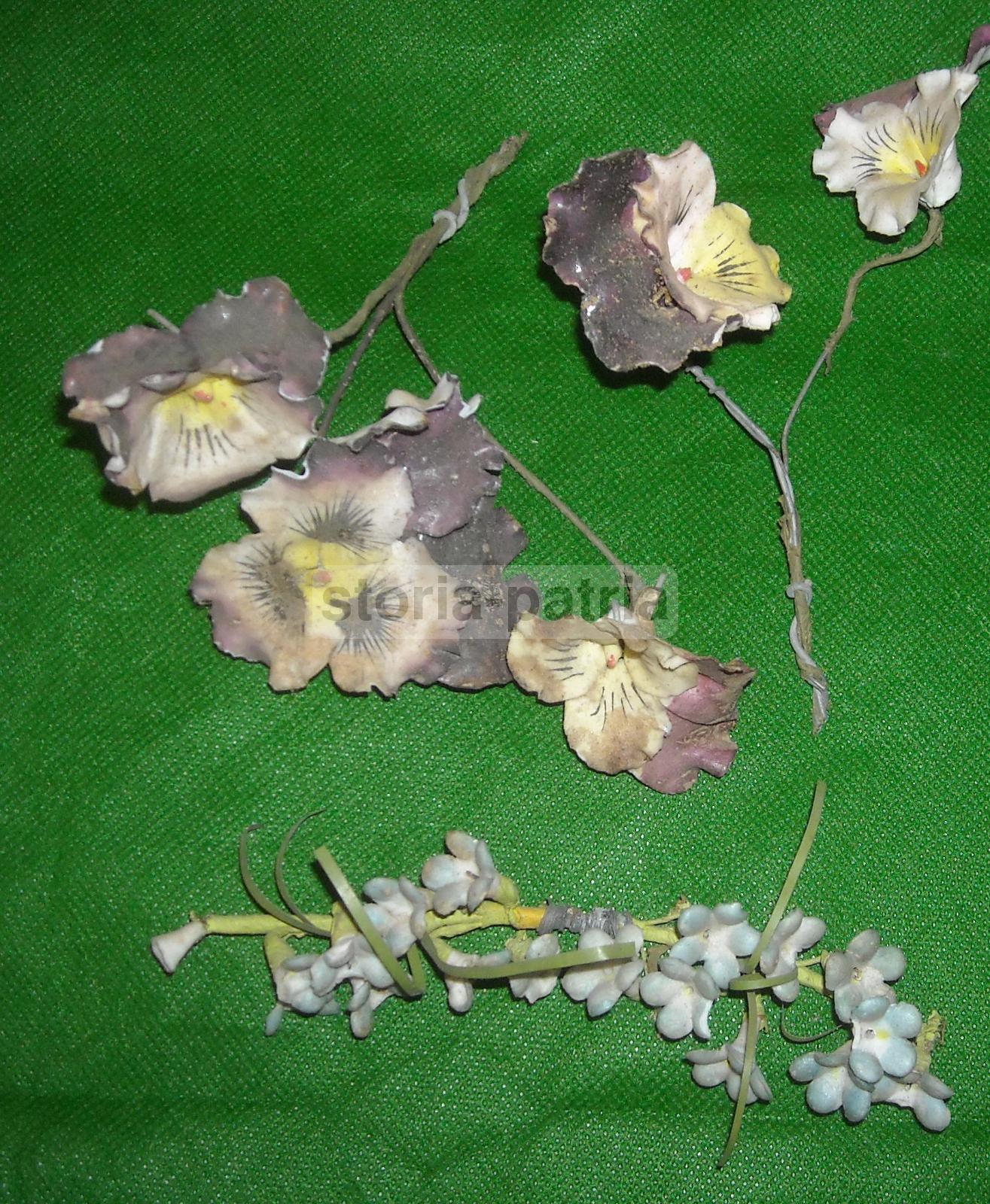 Botanica, Fiori Decorativi, Porcellana Da Collezione, Tre Artistici Rami Floreali immagine 3