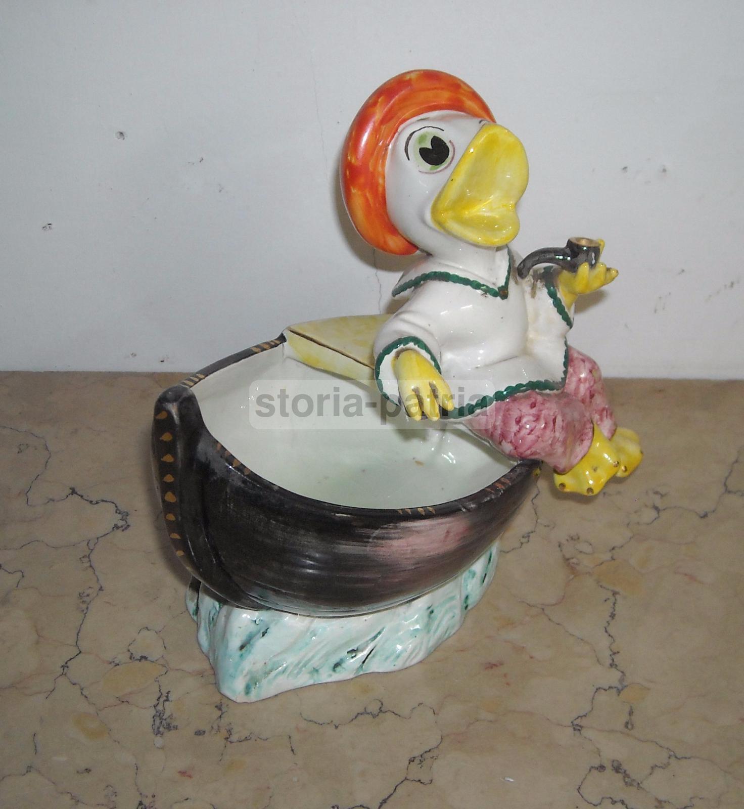 Grazioso Soprammobile d'Epoca, Paperotto Pescatore, Simpaticissima Ceramica, Marca immagine 1